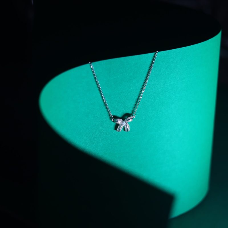 Timeless Bow pendant with chain